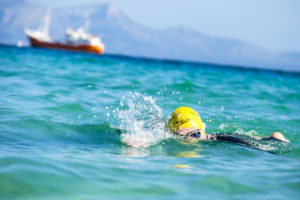 Freiwasserschwimmen Alcudia gelbe Badehaube